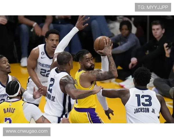 灰熊全力挑战湖人季后赛席位 双方激烈对决引爆球迷热情